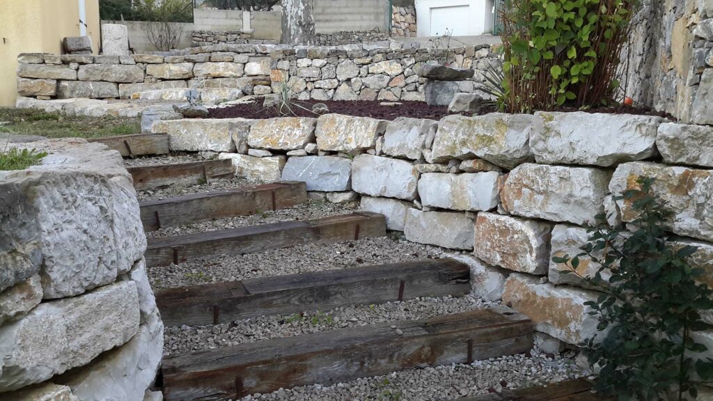 enrochement - restanques - mur en pierres - gabions - plateforme - terrasse - terrain en pente - ESTP - Frederic AUBERT - terrassier - Seillons Source d Argens - Saint maximin - 83470
