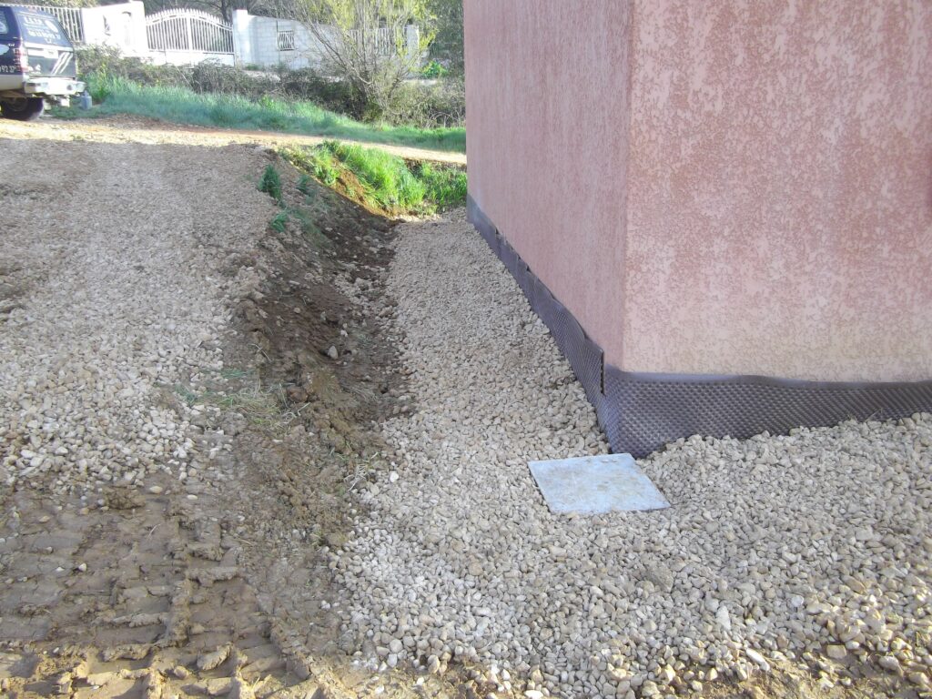 ESTP Terrassement - Réalisation des regards de jonction entre les drains aux angles de la maison.