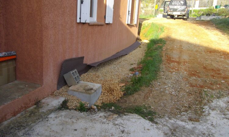ESTP Terrassement - Réalisation d’un chemin piétonnier en graviers 16/31 en périphérie de la maison par-dessus les drains.