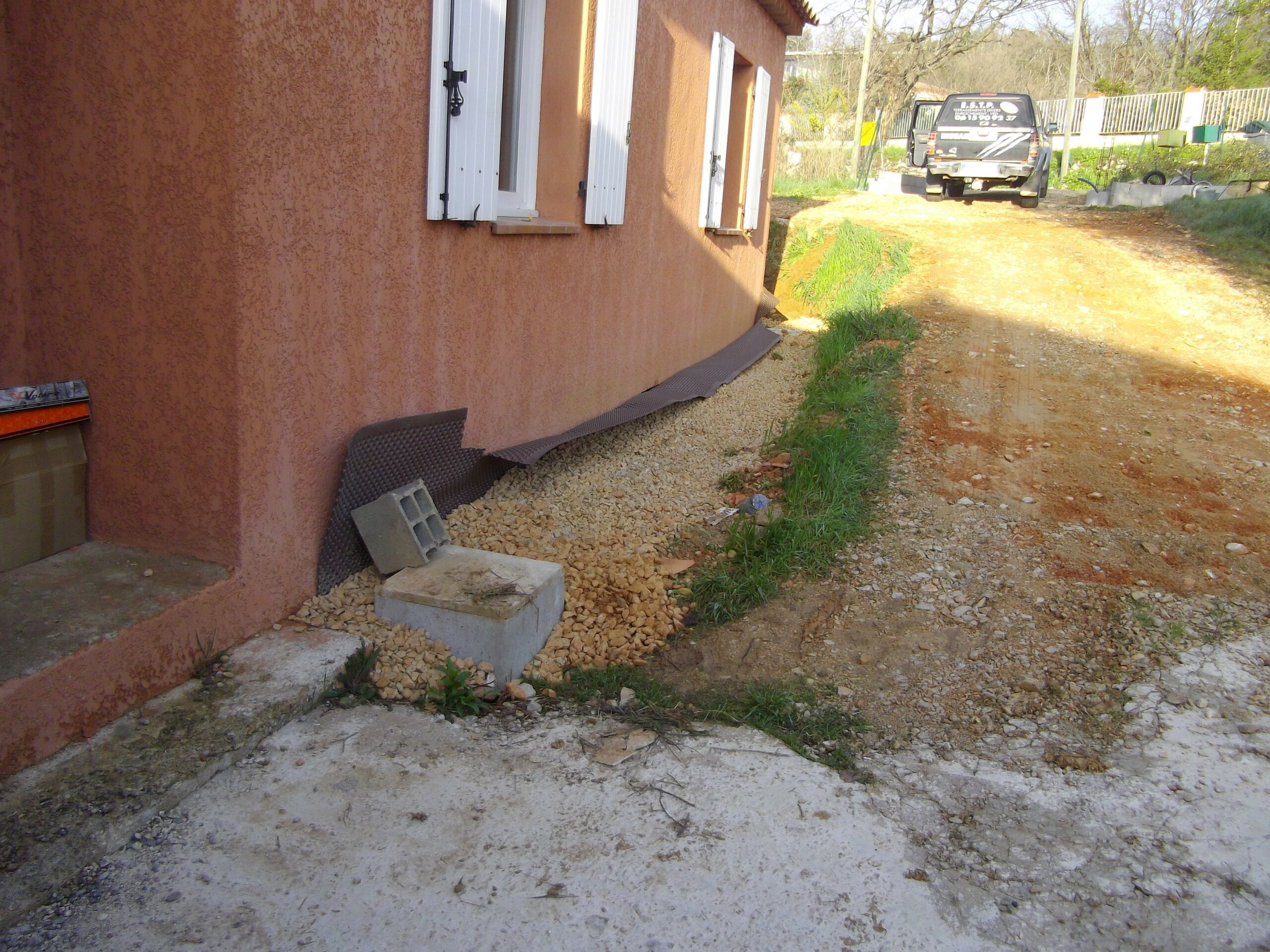 ESTP Terrassement - Réalisation d’un chemin piétonnier en graviers 16/31 en périphérie de la maison par-dessus les drains.