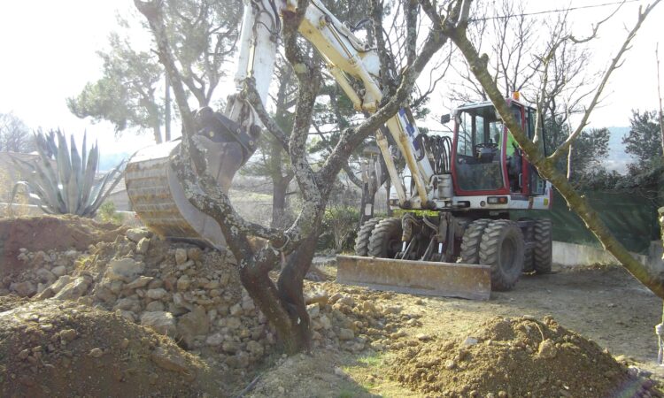 ESTP Terrassement - Evacuation des déblais avec la pelle de 13 tonnes pour les charger dans le camion.