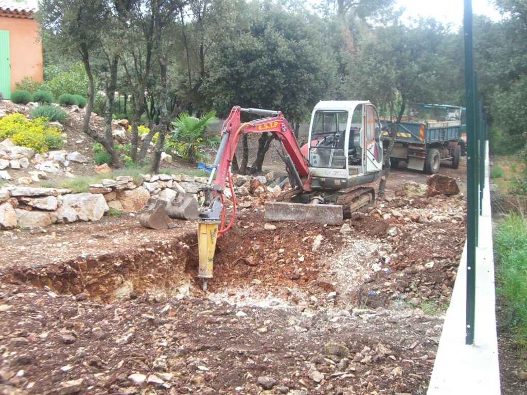 ESTP Terrassement - Mise en place de l’atelier de terrassements pour réaliser le « trou » de la piscine.